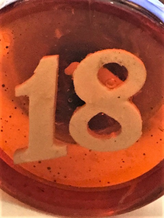 1960 AKRİLİK ŞEFFAF KIRMIZI DÖKÜM 18 NUMARA KAPI TUTMA KOLU KAPI KOLU BOYU 12 CM CAPI 6.5 CM DAN İBARETDİR