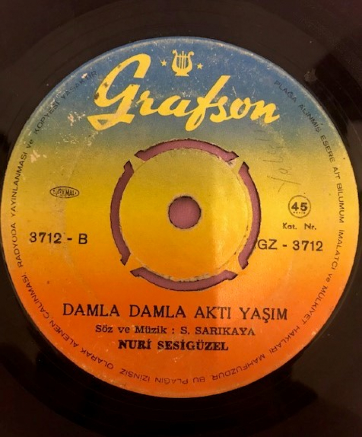 NURİ SESİGÜZEL BİR FİNCAN KAHVENİN KIRK YIL HATIRI VAR DAMLA DAMLA AKTI YAŞIM 45 LİK YERLİ PLAK 