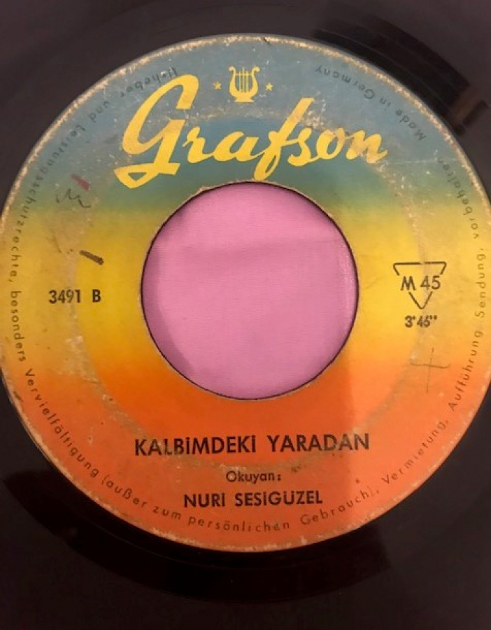 NURİ SESİGÜZEL GECELER YARİM OLDU-KADERDE YOKMUŞ GÜLMEK 45 LİK YERLİ PLAK 