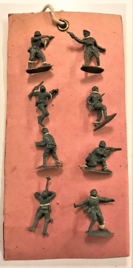 2.5 CM BOYUNDA 8 ADET FARKLI POZLARDA PLASTİK ASKER LER İP İLE TUTTURULMUŞ YERLİ OYUNCAK 