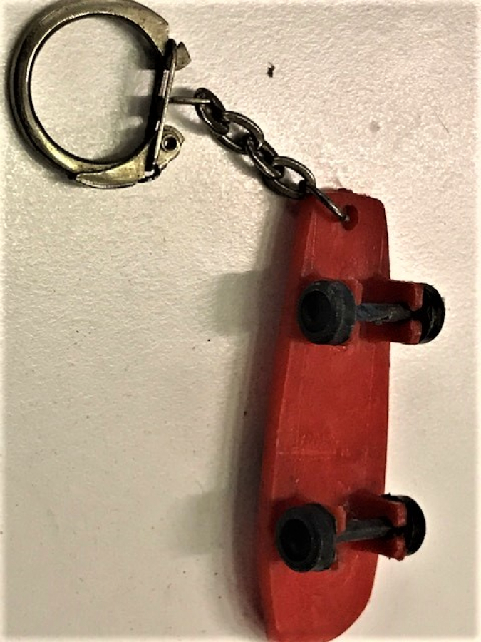 KIRMIZI TEKERLİKLİ KAY KAY ANAHTARLIK HONG KONG MALI 6 CM BOYUNDA