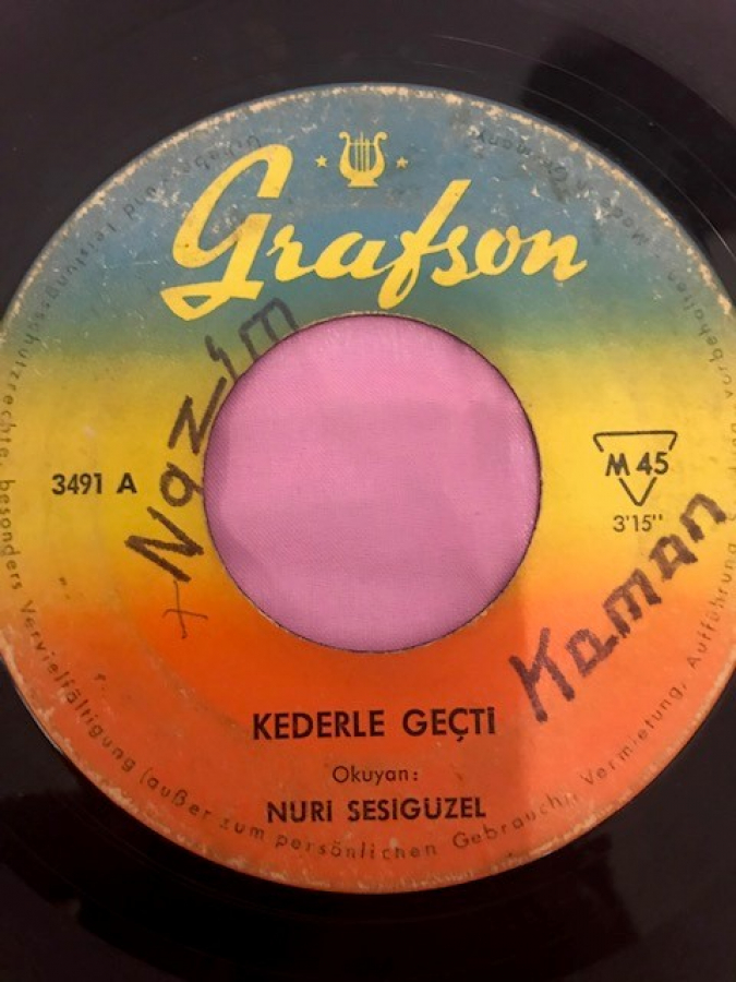 NURİ SESİGÜZEL KALBİMDEKİ YARATAN-KEDERLE GECTİ 45 LİK YERLİ PLAK