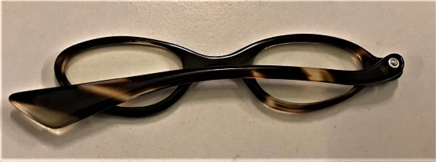 BAG EL İLE TUTULAN BAYAN GÖZLÜK CİFT CAMLI