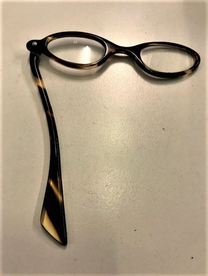 BAG EL İLE TUTULAN BAYAN GÖZLÜK CİFT CAMLI