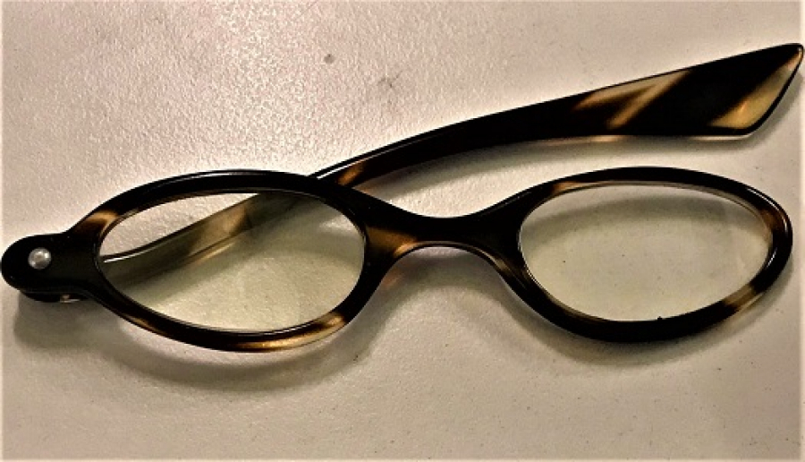 BAG EL İLE TUTULAN BAYAN GÖZLÜK CİFT CAMLI