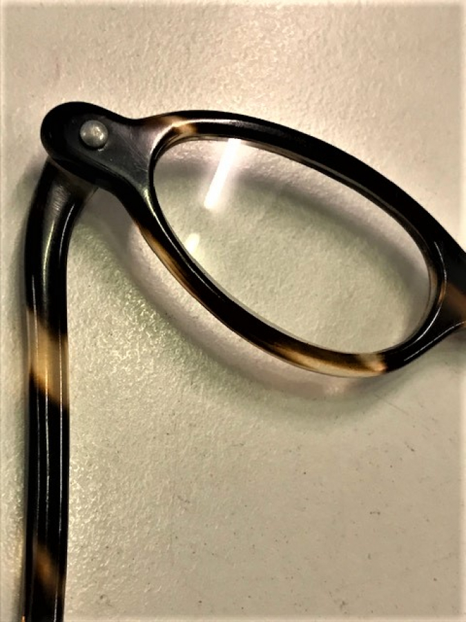 BAG EL İLE TUTULAN BAYAN GÖZLÜK CİFT CAMLI