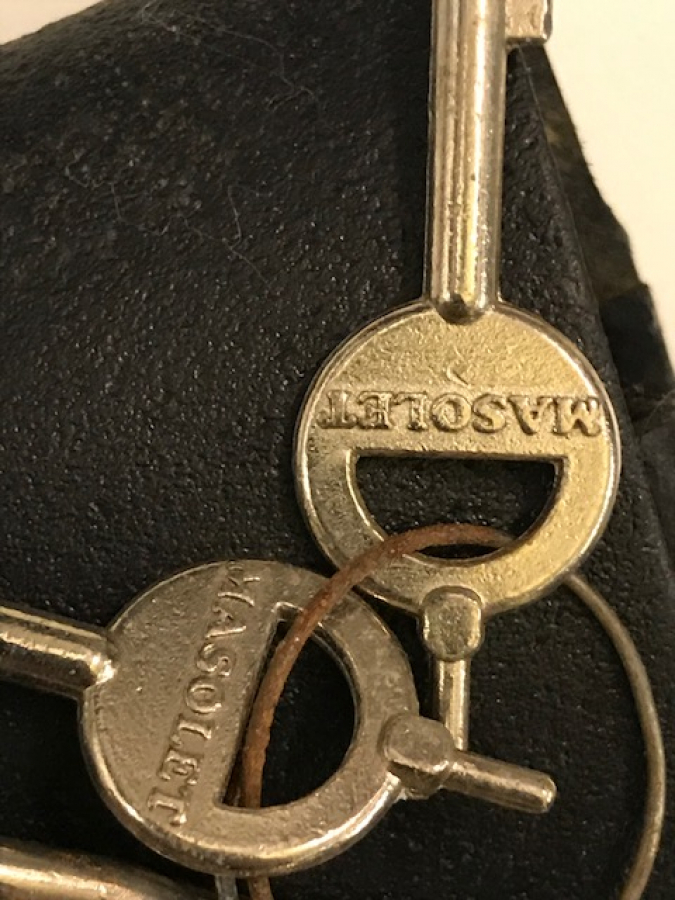 MASOLET 80 Lİ YILLAR DERİ KEMER ORJİNAL CANTALI 2 ANAHTARLI CELİK KELEPCE YENİLERLE MUKAYESE ETMEYİNİZ