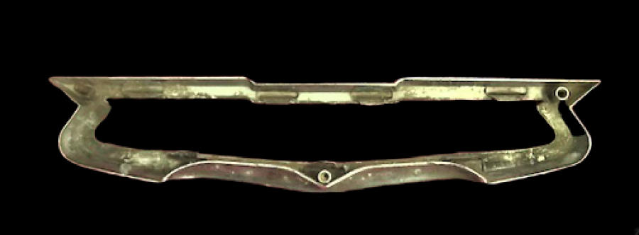 CHEVROLET 56 BELAİR ARKA BAGAJ KAPAGI KAPUT ARMASI CERCEVESİ ORJİNAL SERİ NOLU