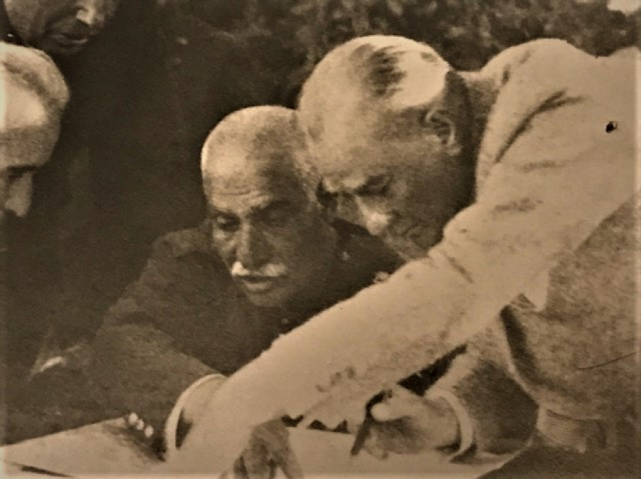 MUSTAFA KEMAL ATATÜRK  VE İSMET İNÖNÜ HARİTA ÜZERİNDE CALIŞIRKEN ORJİNAL FOTOGRAF