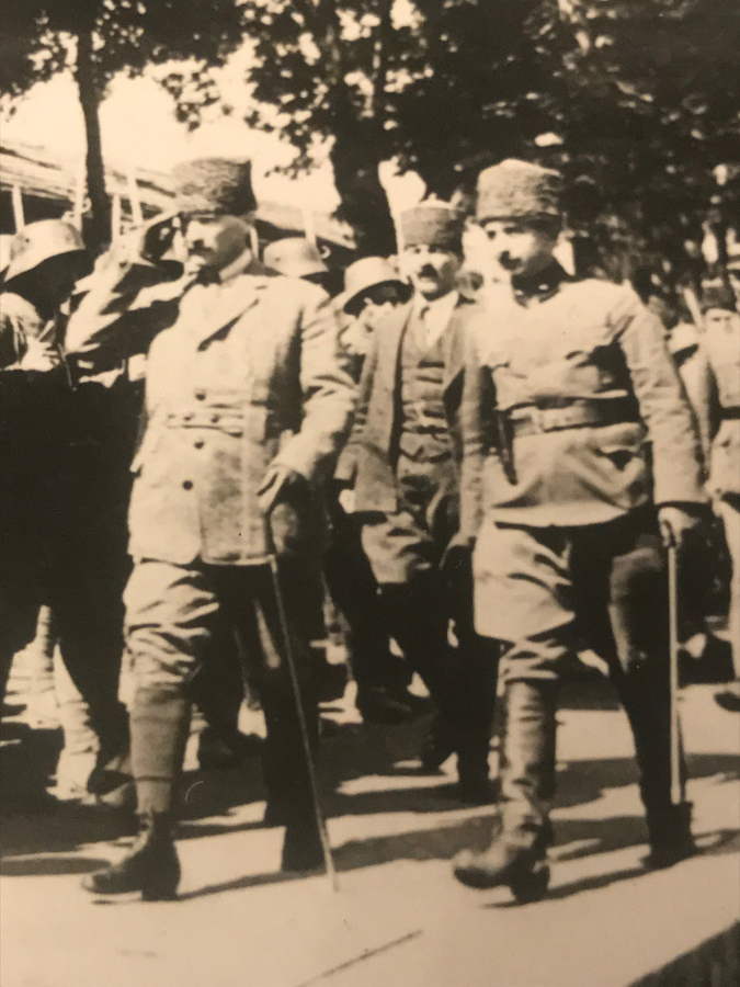 MUSTAFA KEMAL ATATÜRK  YANINDA İSMET İNÖNÜ ASKERLERİ SELAMLARKEN  ORJİNAL FOTOGRAF