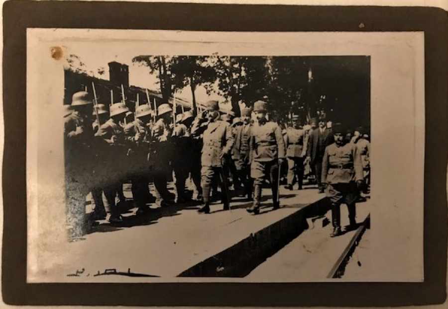 MUSTAFA KEMAL ATATÜRK  YANINDA İSMET İNÖNÜ ASKERLERİ SELAMLARKEN  ORJİNAL FOTOGRAF