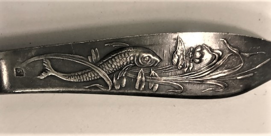 GÜMÜŞ ÜZERİ İŞLEMELİ BALIK BICAGI