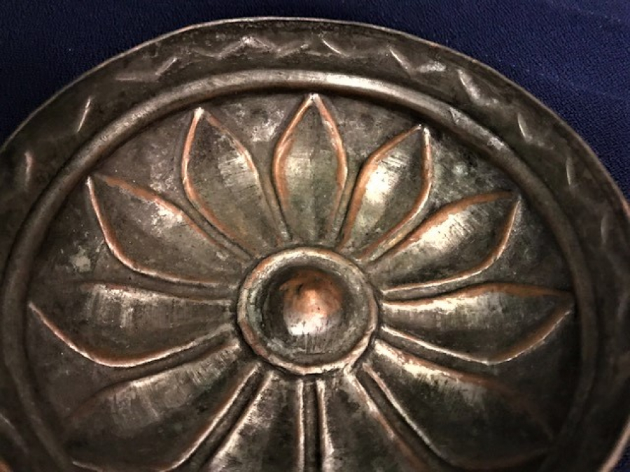 BURSA OSMANLI DİLİMLİ HAMAM USTA İŞİ ELDE DÖVÜLEREK BAKIRA DESENLER NAKŞEDİLMİŞ VE  VERİLMİŞTİR BAKIR HAMAM TASI 12 CM CAPINDA