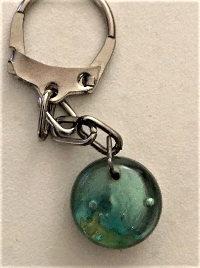 ARTİST SANATCI TARIK AKAN RESİMLİ POLİ KARBON ANAHTARLIK