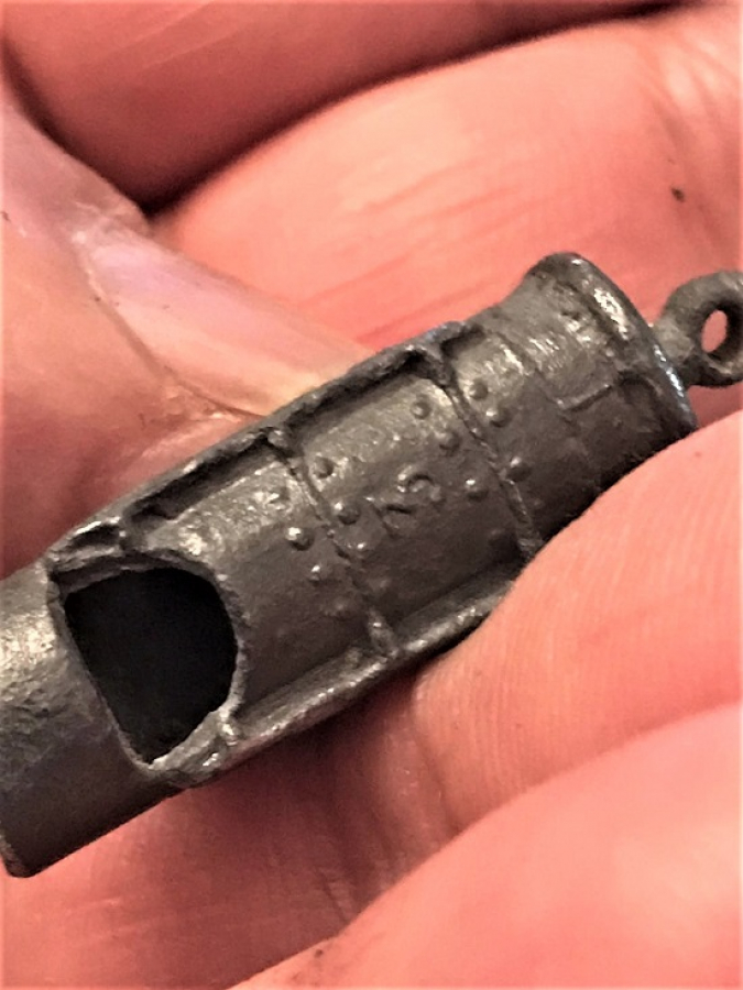 KURŞUN  DUDUK TREN LOKOMATİF ŞEKLİNDE 3 CM BOYUNDA KOLEKSİYONLUK BİR ÜRÜNDÜR 