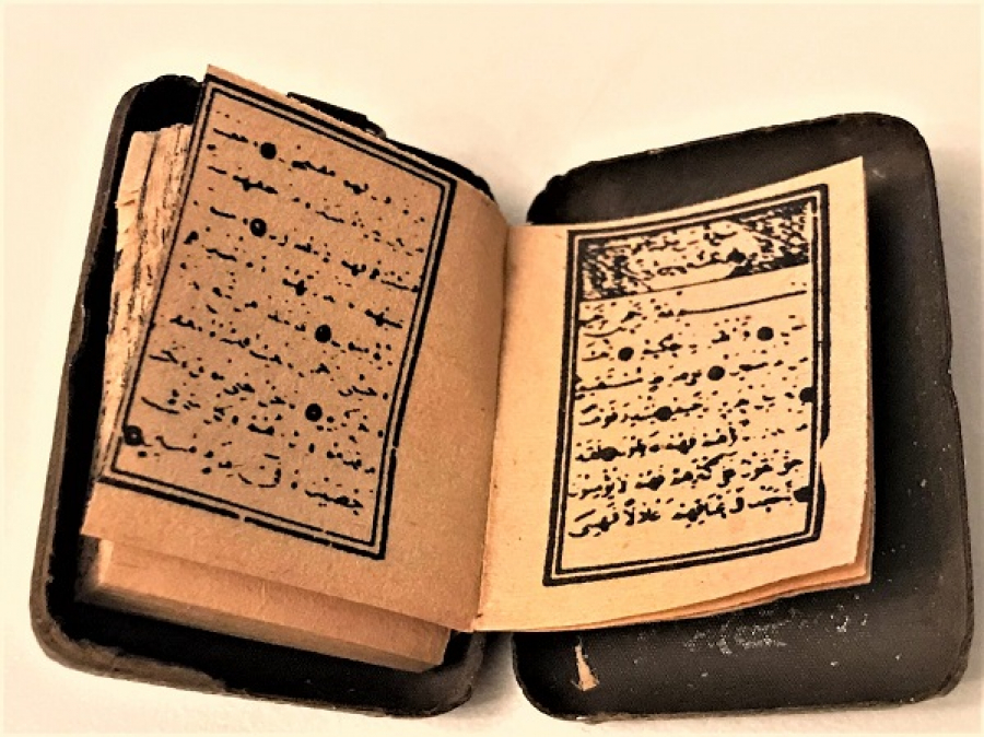 TENEKE KAPAKLI KENDİ MUHAFAZASINDA COK UFAK BÜYÜLTECLİ MERCEKLİ KURANIKERİM  MUHAFAZA KUTUSU