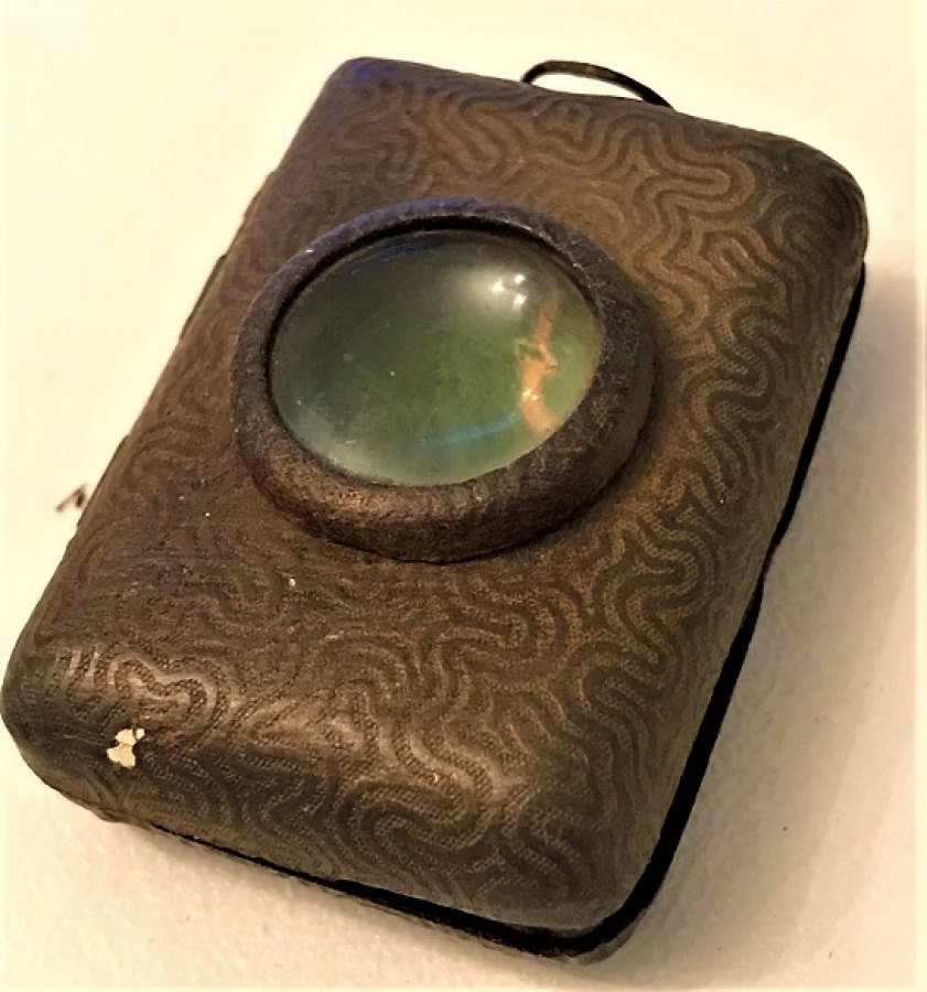 TENEKE KAPAKLI KENDİ MUHAFAZASINDA COK UFAK BÜYÜLTECLİ MERCEKLİ KURANIKERİM  MUHAFAZA KUTUSU