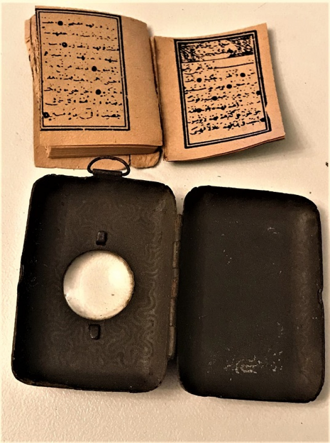 TENEKE KAPAKLI KENDİ MUHAFAZASINDA COK UFAK BÜYÜLTECLİ MERCEKLİ KURANIKERİM  MUHAFAZA KUTUSU