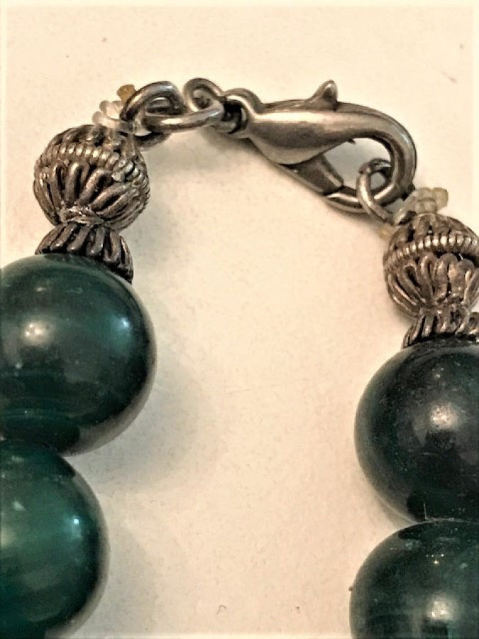 USA DOGAL MALAKİT TAŞI KOLYE 34 YEŞİL RENK  TAŞ  3 ADET ARA GÜMÜŞLER VE KİLİT SİSTEMLİ 52 CM BOYUNDA