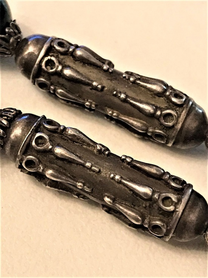 USA DOGAL MALAKİT TAŞI KOLYE 34 YEŞİL RENK  TAŞ  3 ADET ARA GÜMÜŞLER VE KİLİT SİSTEMLİ 52 CM BOYUNDA