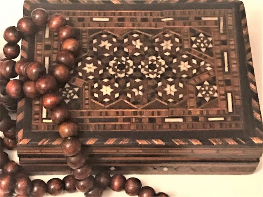 OSMANLI EL YAPIM TESBİS KUTUSU VE TESBİHİ ÜZERİ MAKUTERİ CALIŞMASI TEKKE İCERSİNDE BULUNAN CEKİLEN 