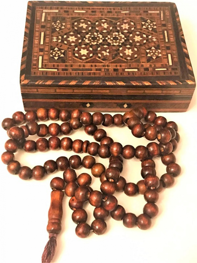 OSMANLI EL YAPIM TESBİS KUTUSU VE TESBİHİ ÜZERİ MAKUTERİ CALIŞMASI TEKKE İCERSİNDE BULUNAN CEKİLEN 