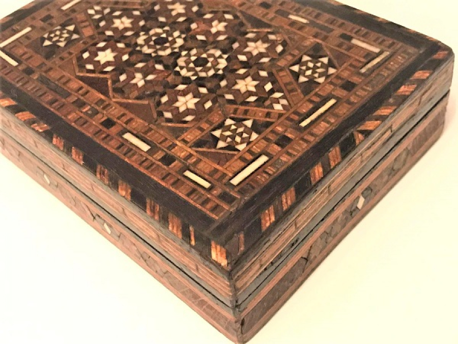 OSMANLI EL YAPIM TESBİS KUTUSU VE TESBİHİ ÜZERİ MAKUTERİ CALIŞMASI TEKKE İCERSİNDE BULUNAN CEKİLEN 