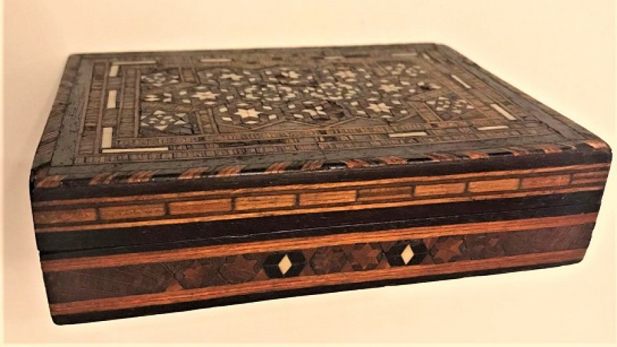 OSMANLI EL YAPIM TESBİS KUTUSU VE TESBİHİ ÜZERİ MAKUTERİ CALIŞMASI TEKKE İCERSİNDE BULUNAN CEKİLEN 