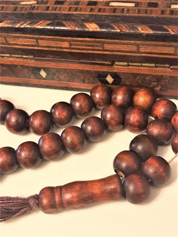 OSMANLI EL YAPIM TESBİS KUTUSU VE TESBİHİ ÜZERİ MAKUTERİ CALIŞMASI TEKKE İCERSİNDE BULUNAN CEKİLEN 