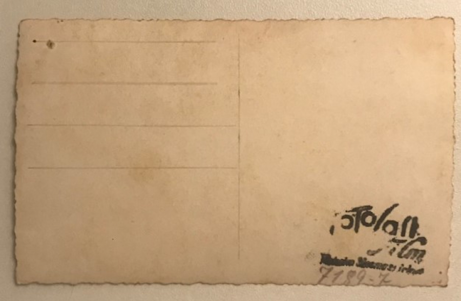 TAKSİM MEYDANI  TAKSİM ANITI ÖNÜNDE SİYAH BEYAZ FOTOGRAF 