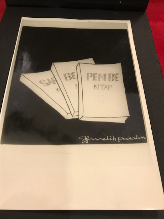 KARİKATÜRİST MELİH PAKALIN İMZALI SİYASI KERİKATÜRLERDEN OLUŞAN ALBUM  D. 1941 Ö. 2004