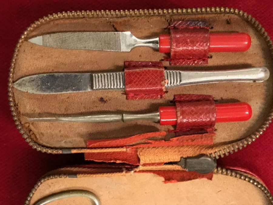 SEYEHAT İCİN MANİKÜR PEDİKÜR TAKIMI VE ELBİSE FIRCA KOPLİKE ÜRÜN 