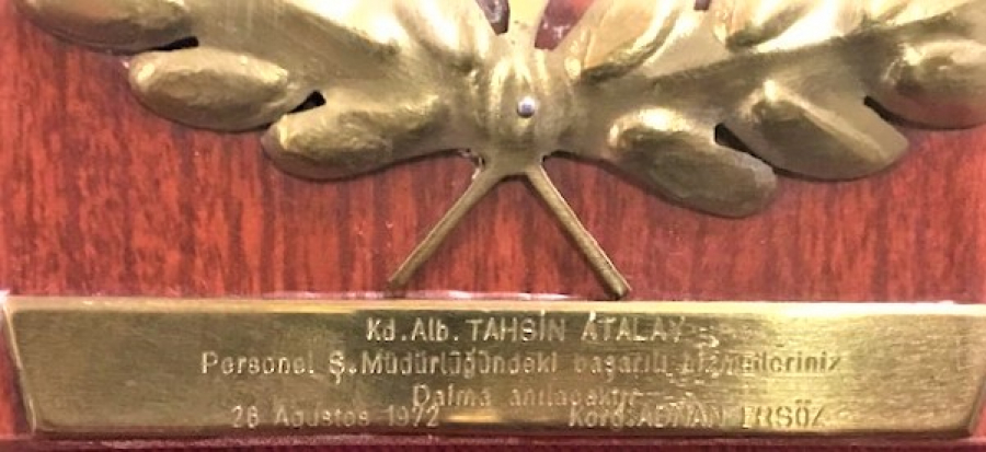 8 .ORDU KARA KUVVETLERİ ÜSTÜM BAŞIRI PLAKEDİ ŞİLT 1972 TARİHLİ KIDEMLİ ALBAY AHŞAP ÜZERİNE PİRİNC CELENK VE SICAK MİNELİDİR