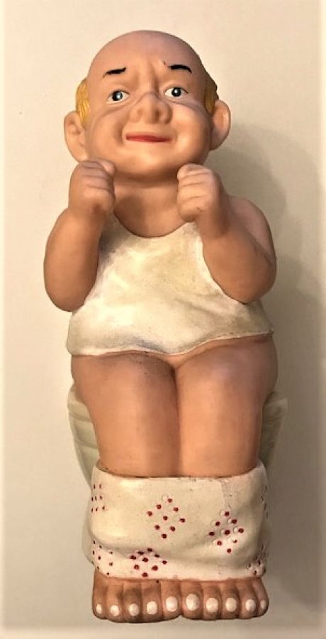 KLOZETE OTURARAK SESLİ ŞEKİLDE HACET GİDEREN YAŞLI ADAM PİLLİ OYUNCAK 