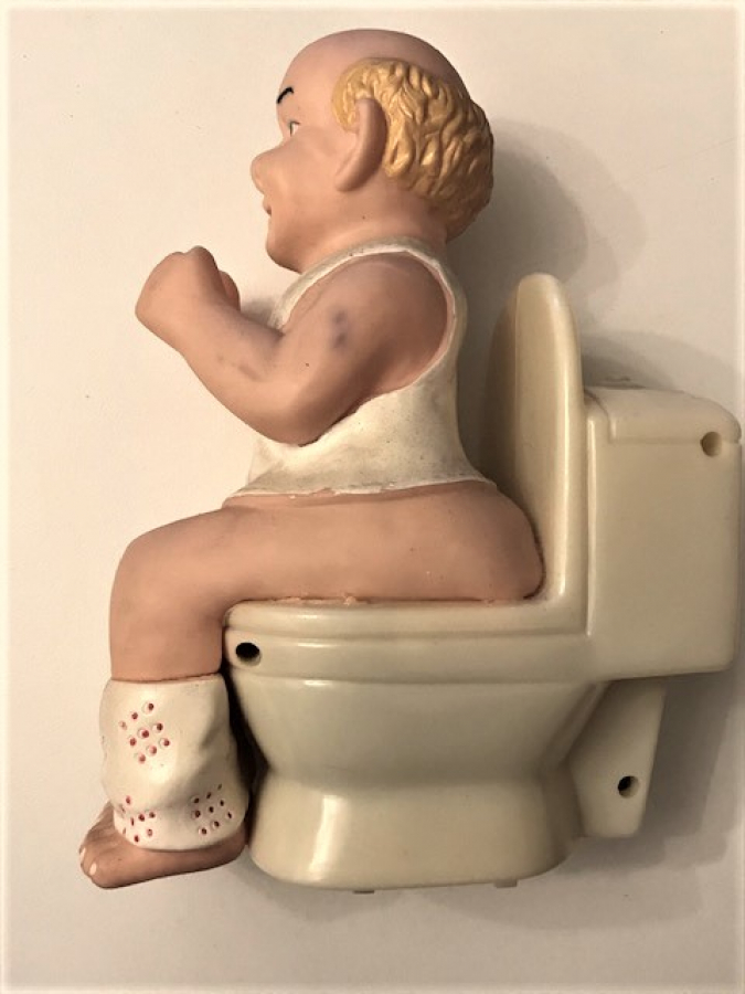 KLOZETE OTURARAK SESLİ ŞEKİLDE HACET GİDEREN YAŞLI ADAM PİLLİ OYUNCAK 