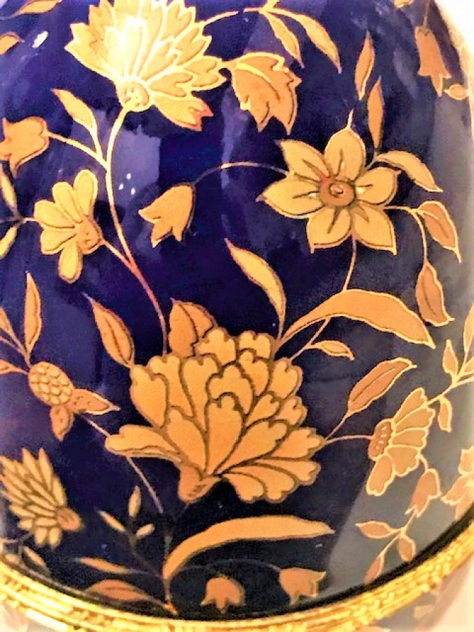 OUTIROR KOBALT VE ALTIN  EL İŞLEME CİCEKLER  PORSELEN KAPAKLI PASKALYA YUMURTA ŞEKLİNDE MÜCEVHER KABI 