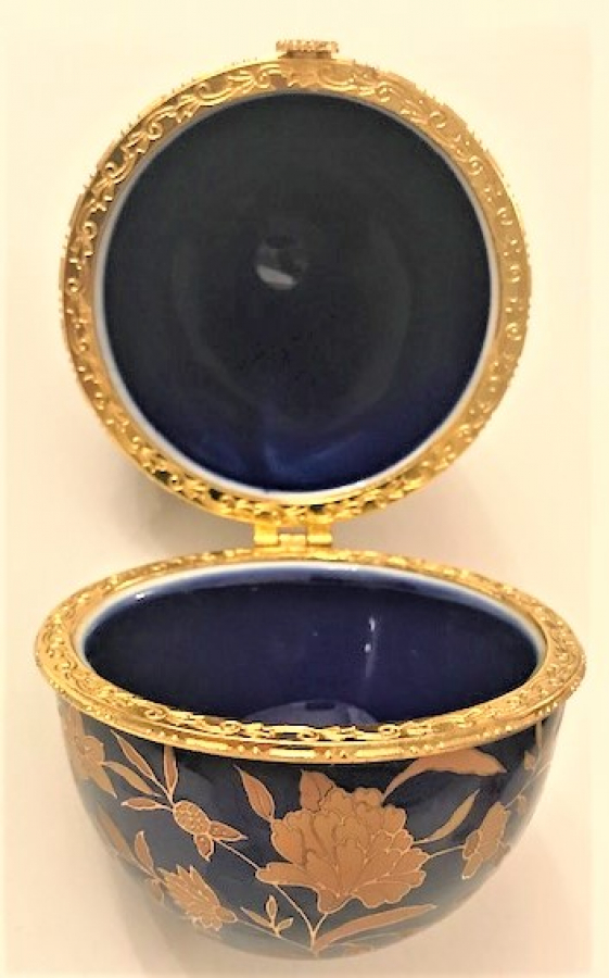OUTIROR KOBALT VE ALTIN  EL İŞLEME CİCEKLER  PORSELEN KAPAKLI PASKALYA YUMURTA ŞEKLİNDE MÜCEVHER KABI 