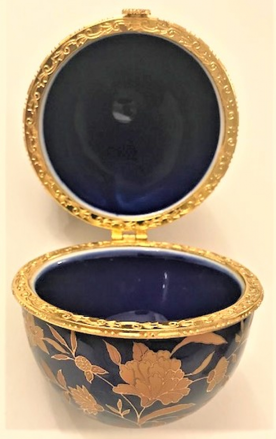 OUTIROR KOBALT VE ALTIN  EL İŞLEME CİCEKLER  PORSELEN KAPAKLI PASKALYA YUMURTA ŞEKLİNDE MÜCEVHER KABI 