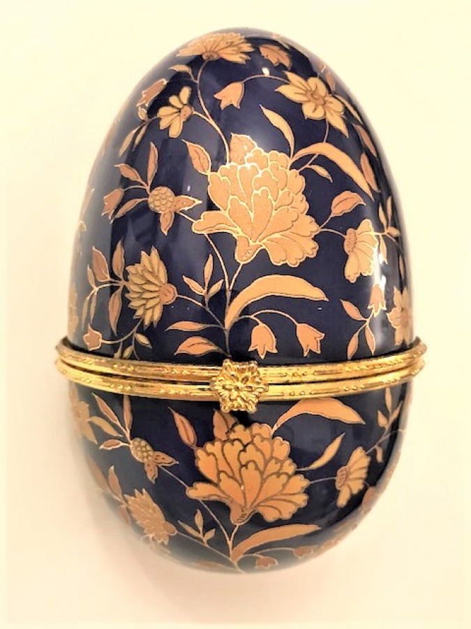 OUTIROR KOBALT VE ALTIN  EL İŞLEME CİCEKLER  PORSELEN KAPAKLI PASKALYA YUMURTA ŞEKLİNDE MÜCEVHER KABI 