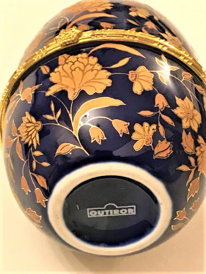 OUTIROR KOBALT VE ALTIN  EL İŞLEME CİCEKLER  PORSELEN KAPAKLI PASKALYA YUMURTA ŞEKLİNDE MÜCEVHER KABI 