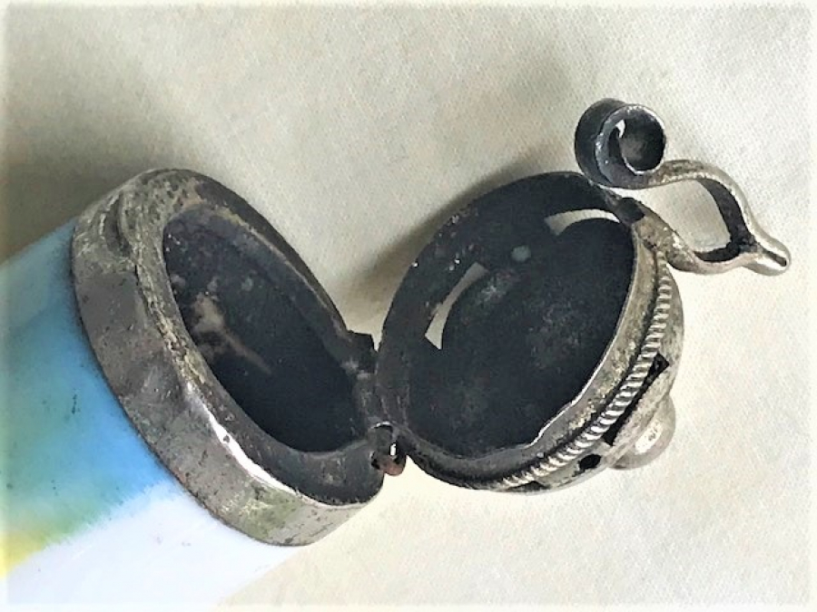 PİPO PORSELEN TÜTÜN İÇİMİ AGIZLIGI ÜZERİ İŞLEME VE METAL KAPAKLI