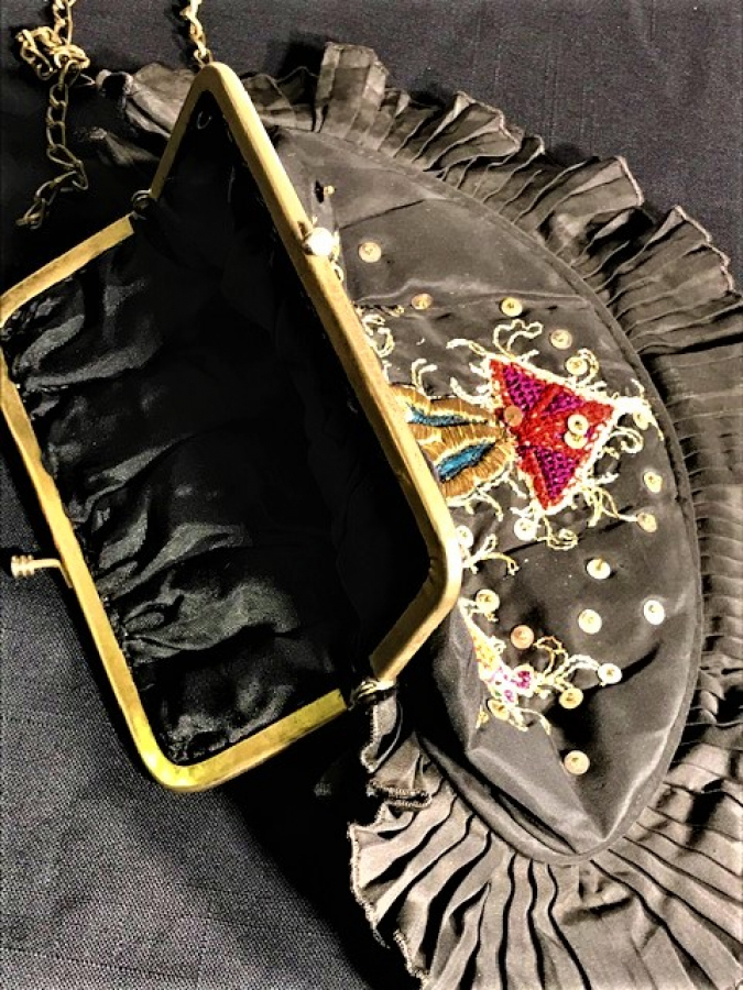 ÜZERİ TAMAMEN EL İŞLEMELİ SİYAH GECE CANTASI ZİNCİRLİ 