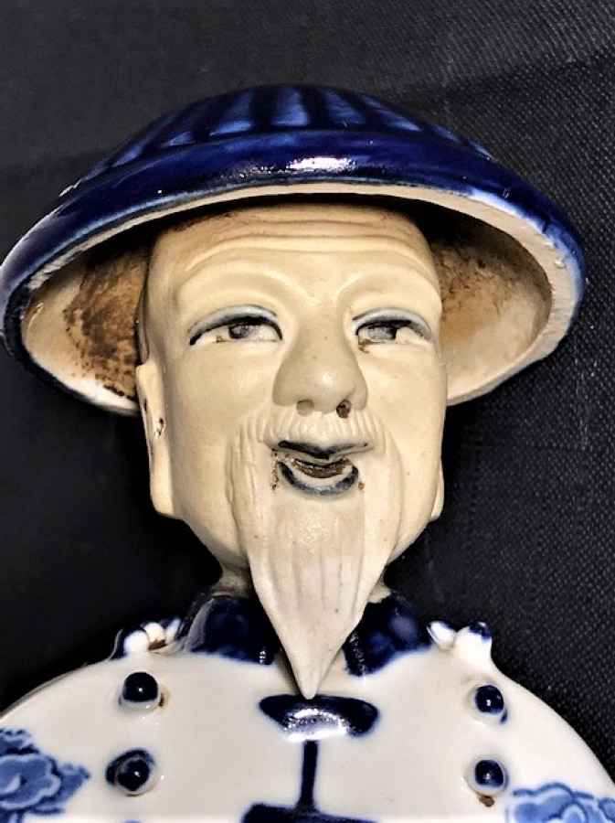 1800  ANTİQUE  BLEU BLANC CİNLİ YAŞLI BİLGE KONULU TAMAMEN  EL BOYAMA PORSELEN BİBLO MAVİ BEYAZ  RENKLERDE 