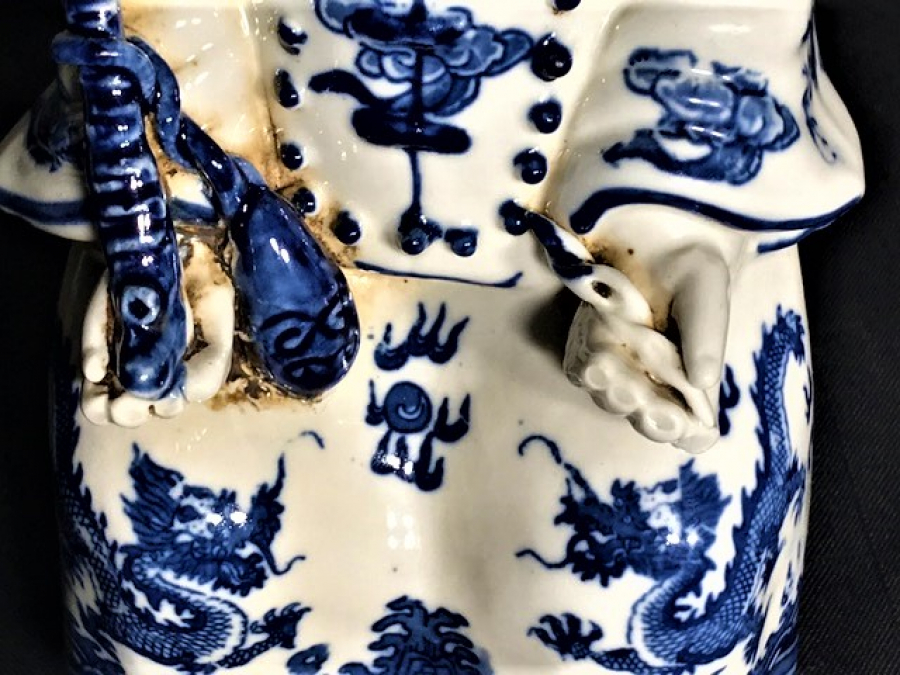 1800  ANTİQUE  BLEU BLANC CİNLİ YAŞLI BİLGE KONULU TAMAMEN  EL BOYAMA PORSELEN BİBLO MAVİ BEYAZ  RENKLERDE 