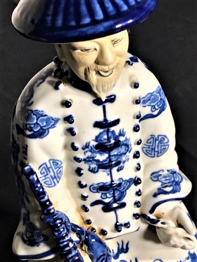 1800  ANTİQUE  BLEU BLANC CİNLİ YAŞLI BİLGE KONULU TAMAMEN  EL BOYAMA PORSELEN BİBLO MAVİ BEYAZ  RENKLERDE 