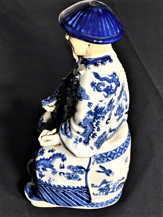 1800  ANTİQUE  BLEU BLANC CİNLİ YAŞLI BİLGE KONULU TAMAMEN  EL BOYAMA PORSELEN BİBLO MAVİ BEYAZ  RENKLERDE 