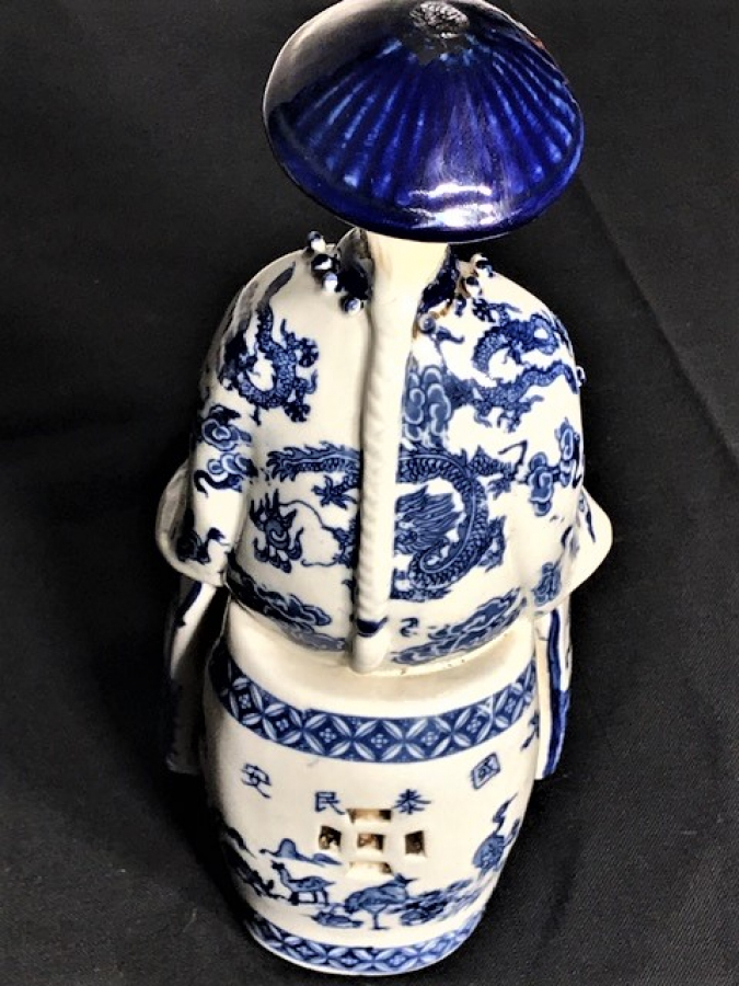 1800  ANTİQUE  BLEU BLANC CİNLİ YAŞLI BİLGE KONULU TAMAMEN  EL BOYAMA PORSELEN BİBLO MAVİ BEYAZ  RENKLERDE 