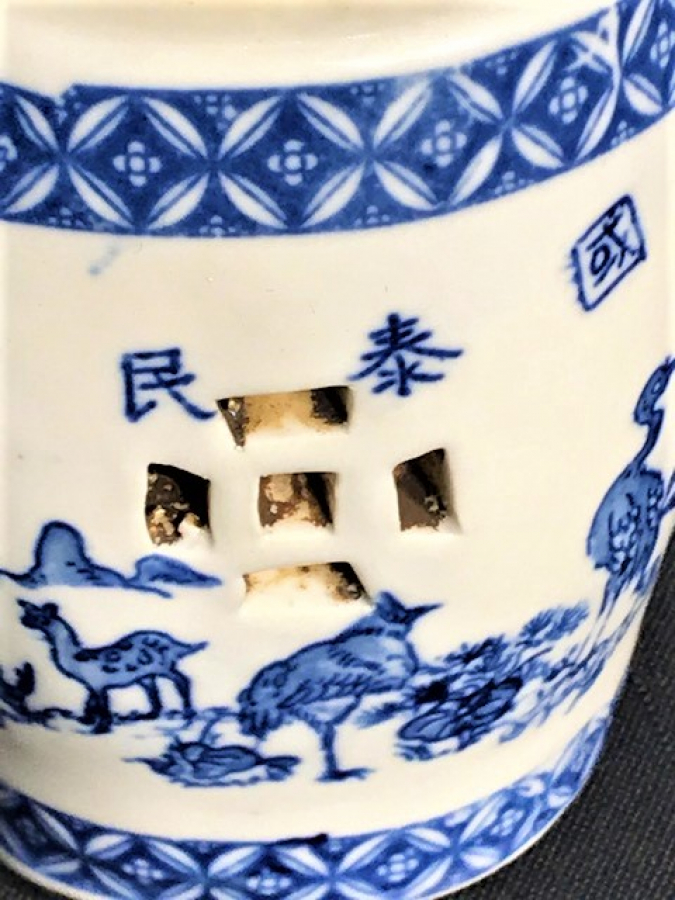 1800  ANTİQUE  BLEU BLANC CİNLİ YAŞLI BİLGE KONULU TAMAMEN  EL BOYAMA PORSELEN BİBLO MAVİ BEYAZ  RENKLERDE 