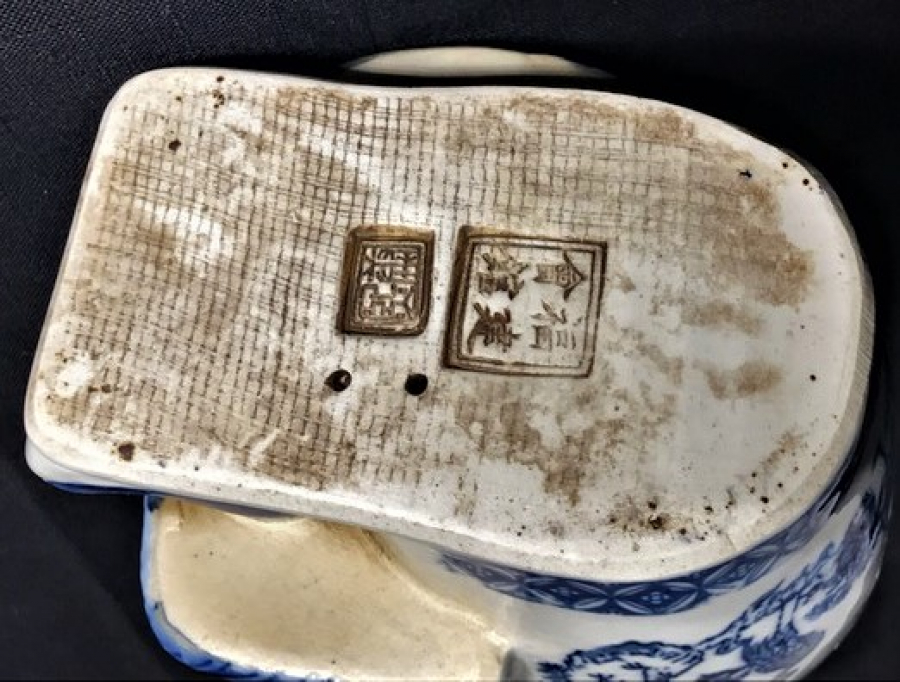 1800  ANTİQUE  BLEU BLANC CİNLİ YAŞLI BİLGE KONULU TAMAMEN  EL BOYAMA PORSELEN BİBLO MAVİ BEYAZ  RENKLERDE 