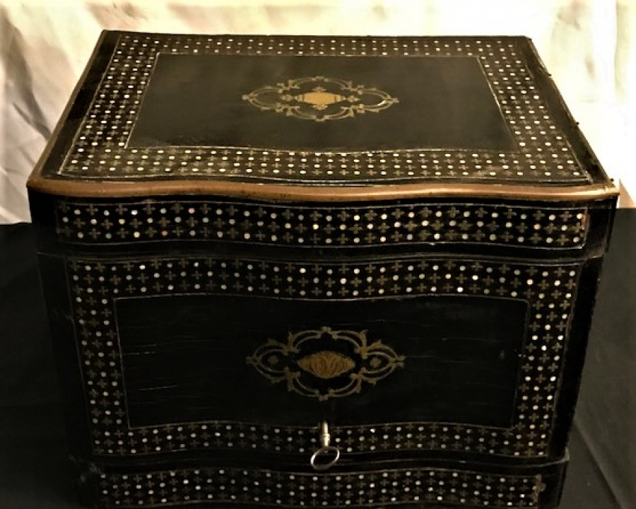 VICTORIAN DÖNEMİ̇ İNGİLİZ İÇKİ SETİ SİYAH LAKE ZEMİN ÜZERİ KOMPLE MARKUTERİ SEDEF KAKMA İŞCİLİKLİ AHŞAP KAPAKLI KİLİTLİ BAR İÇKİ SERVİS TAKIMI